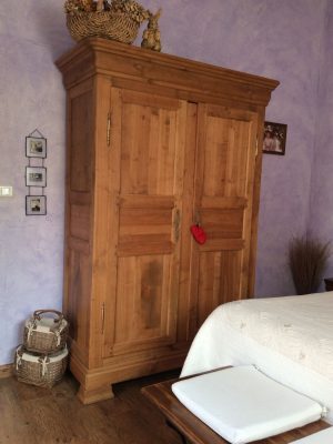 Armoire merisier en finition incolore satinée