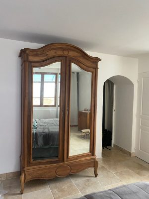 Armoire noyer en finition incolore satinée