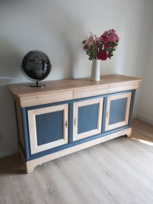 Buffet merisier en finition mixte, naturel blanchi léger et peinture et patine gris moyen