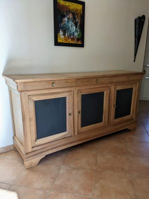 Buffet noyer en finition mixte, naturel blanchi léger et une touche de gris à l'intérieur des portes