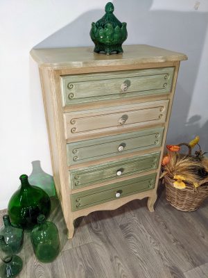 Commode en finition peinture et patine