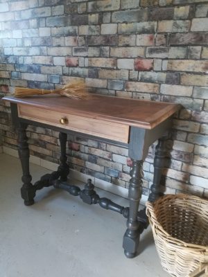 Table bureau noyer, plateau naturel blanchi léger, pieds peinture anthracite, patine usée