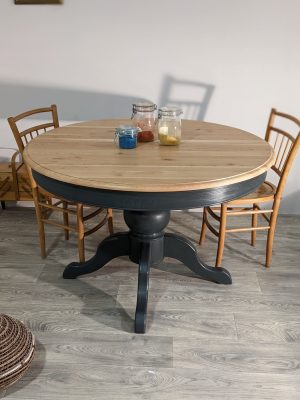 Table merisier, pied central et bandeau peinture et patine noire, plateau naturel blanchi léger